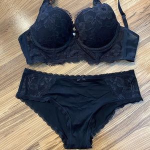 Victoria’s Secret bra and panties set 32D/M